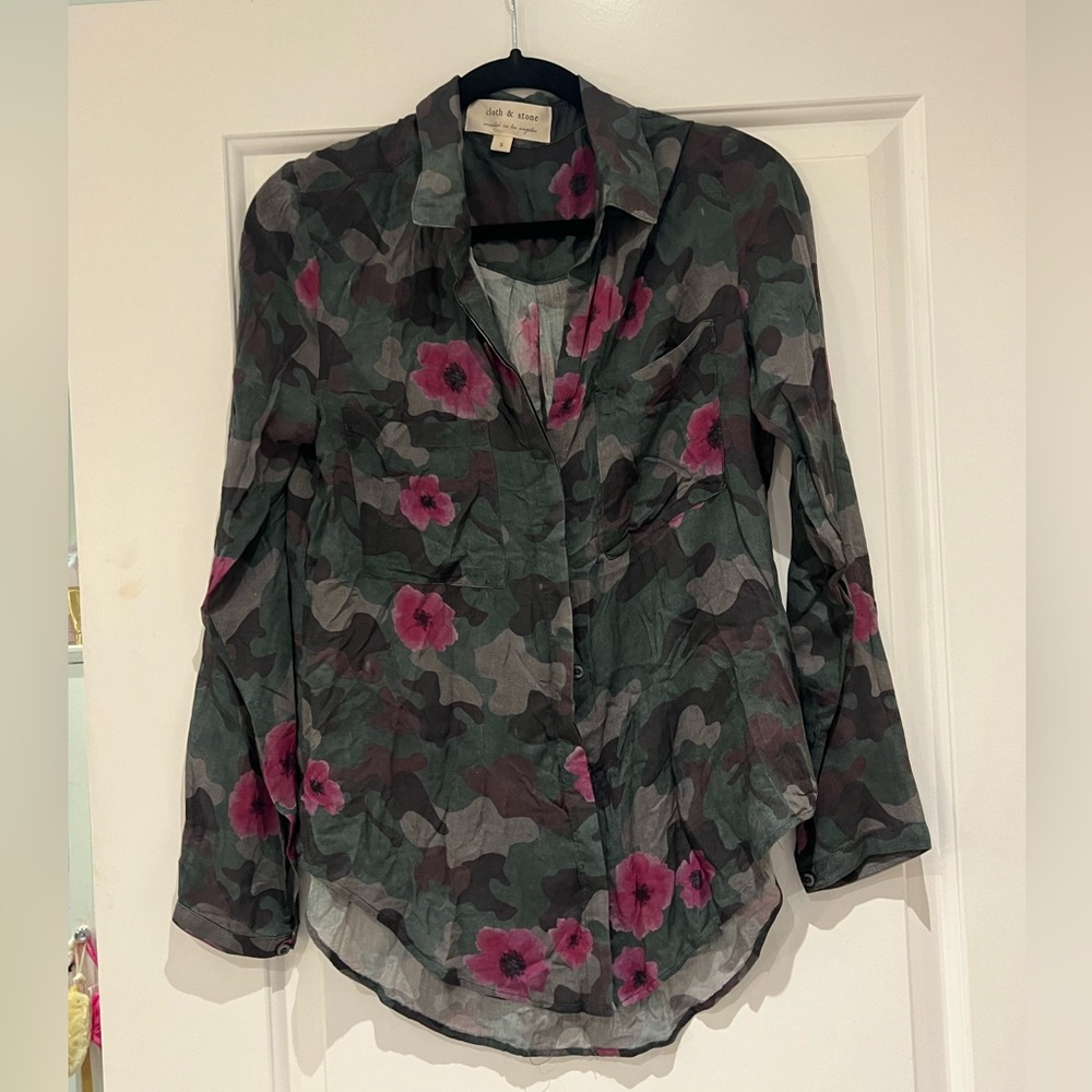 Cloth and Stone camo/floral button up, small